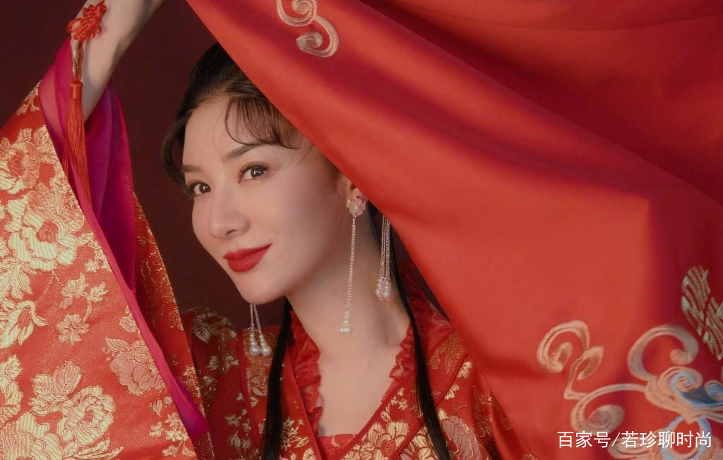 服装|黄奕虽然保养得很好，但重扮李玉湖还是不太像，气场看着太稳重了