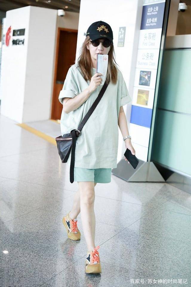 设计|“T恤塞裤腰”过时了，今夏明星都在这样穿，照着穿轻松美过路人