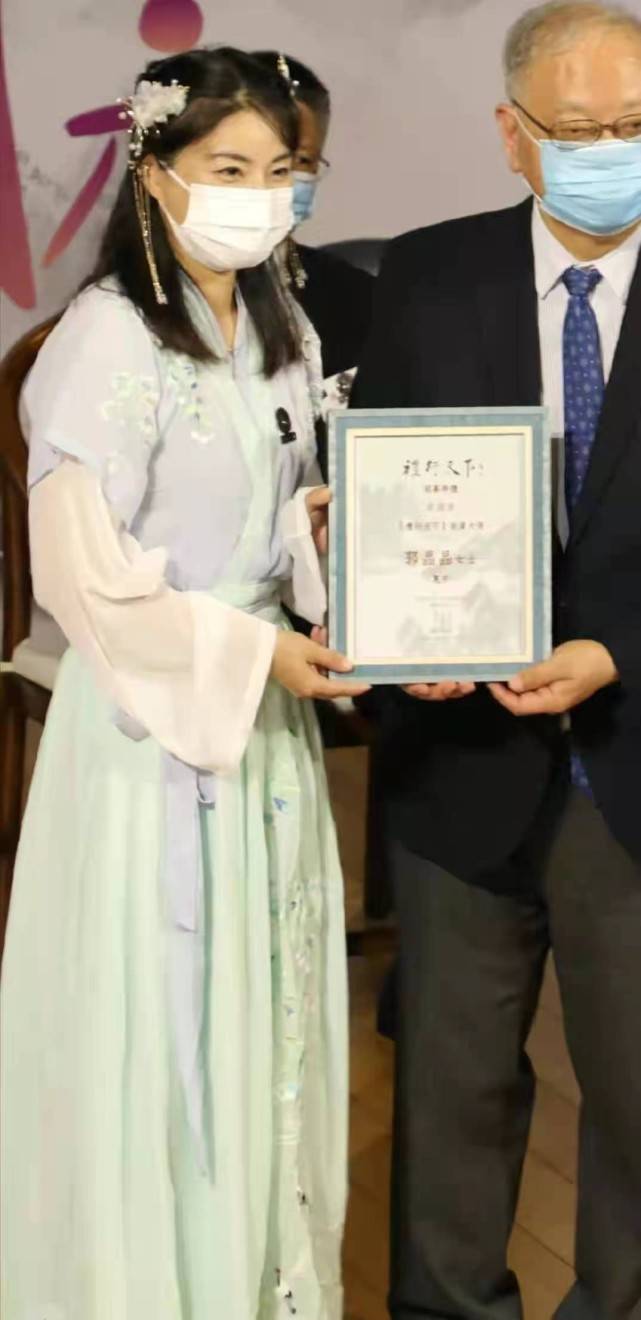 马尾|郭晶晶不愧是国之骄傲！穿旗袍担当文化大使，扎低马尾化身女战士