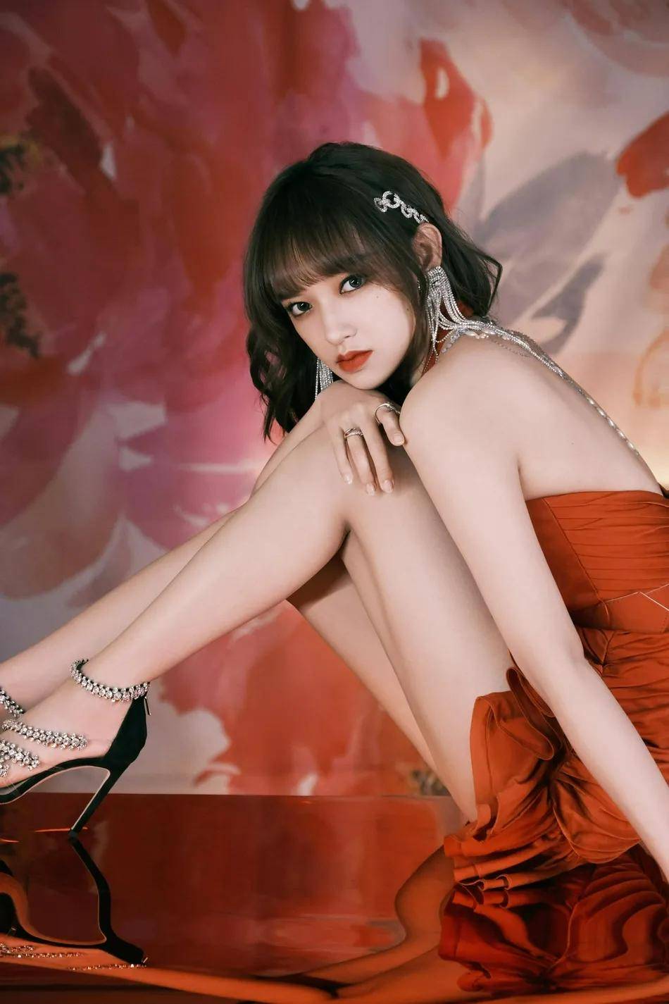 长发|程潇穿着一袭抹胸红裙又辣又甜！雪肤娇嫩太性感美艳