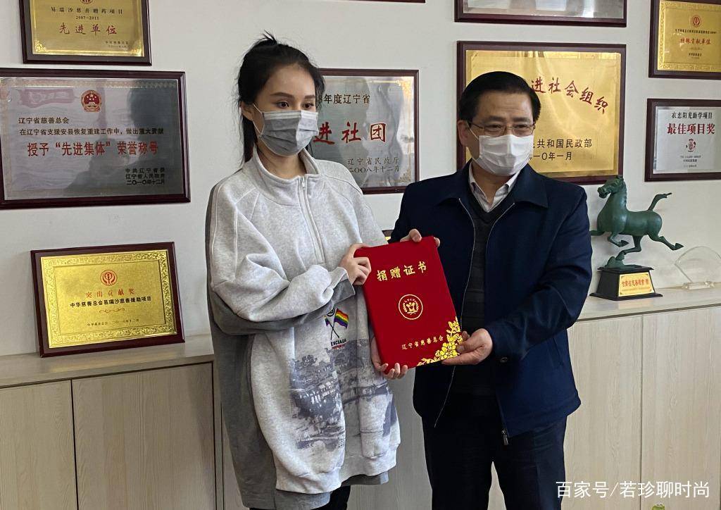 一家人|谁说赵珈萱和赵本山不像，看气质就是一家人，衣品也挺有乡村感
