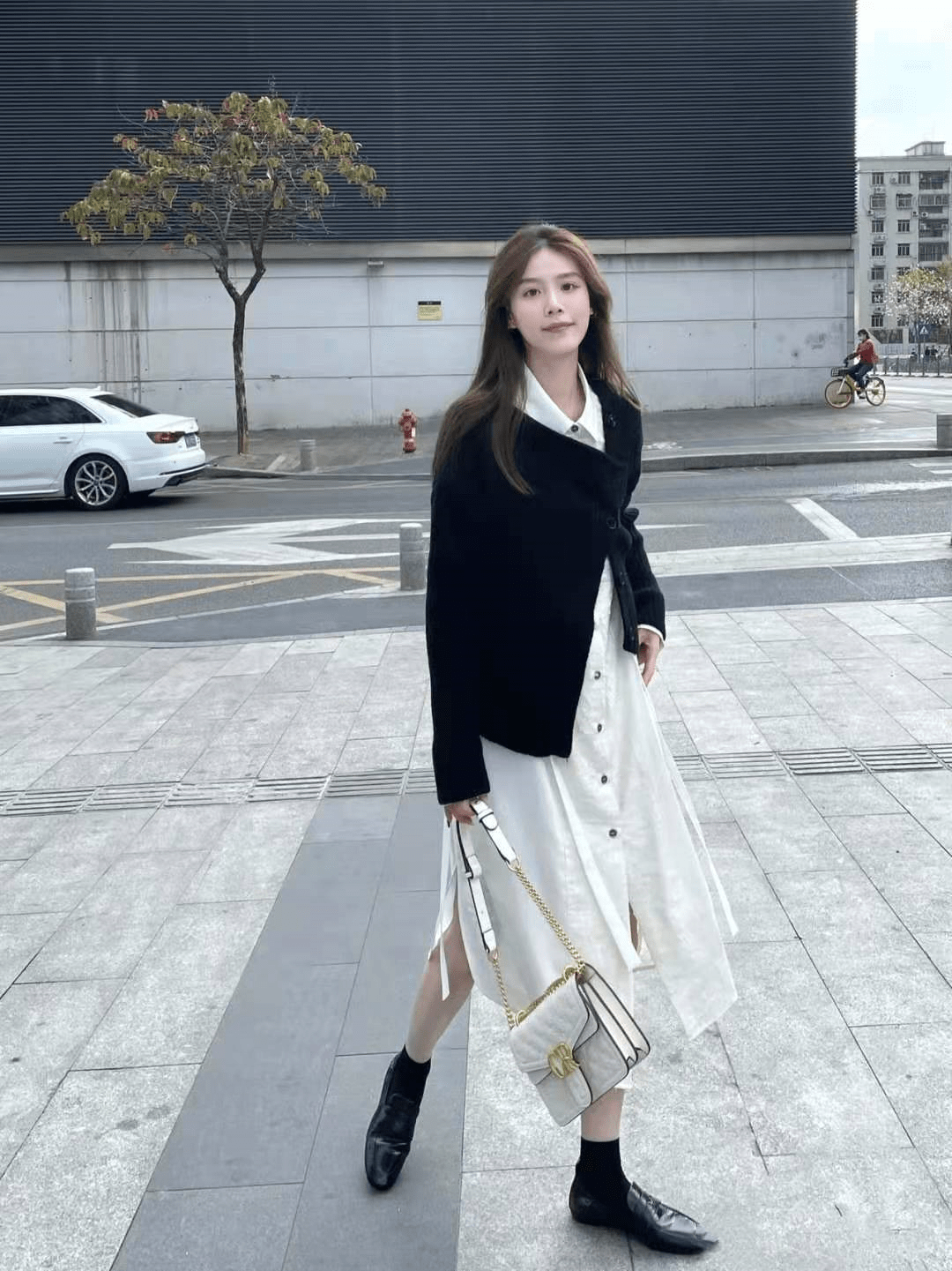 黑色|被“黑白配”穿搭圈粉了，学会这些搭配小心机，轻松展现高级时尚