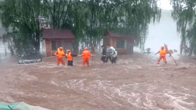 北京延庆区山洪暴发,3名男子被困河中抱树求生