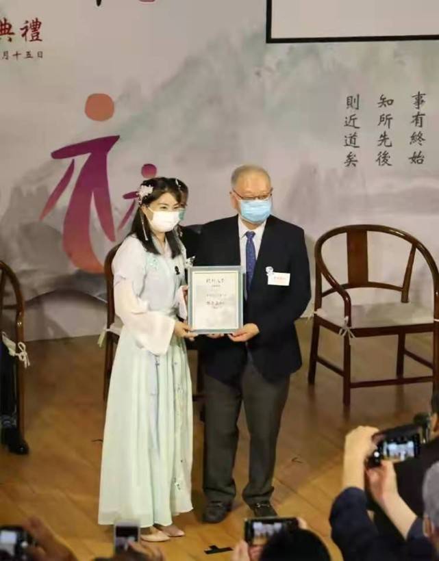 马尾|郭晶晶不愧是国之骄傲！穿旗袍担当文化大使，扎低马尾化身女战士