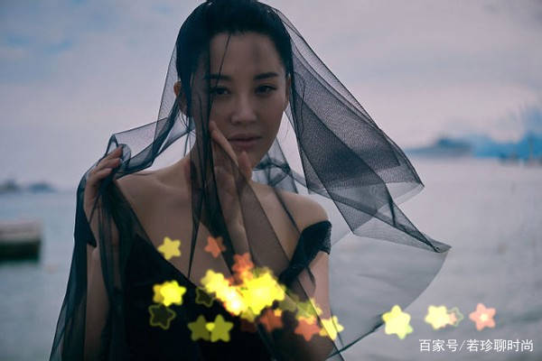 显得|许晴的身材真的没话说，穿这么紧的黑裙，也不像50多岁的人