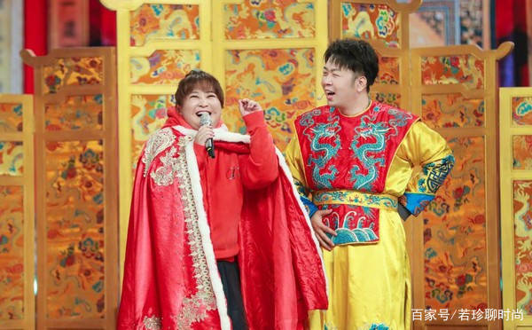 卫衣|贾玲太实诚了，和张小斐同框还往前坐，真的不怕显脸大呀