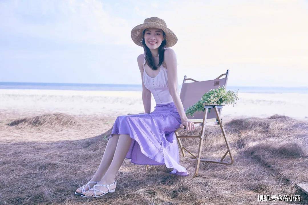 钟楚曦|钟楚曦的身材真绝了，穿吊带上衣没赘肉，配半身裙曲线流畅好吸睛