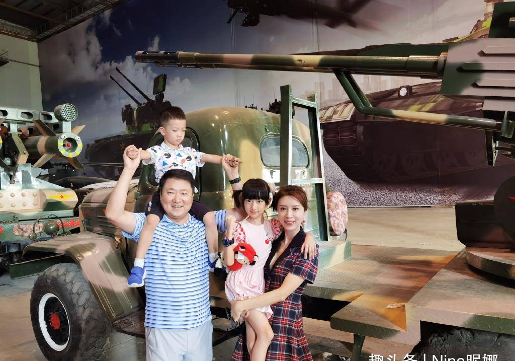 效果|金巧巧一家四口罕见同框，她穿连衣裙年轻像30岁，儿女颜值随爸爸