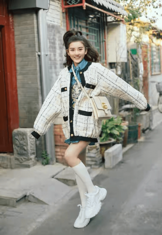 妖精|翁虹才是时尚妖精!52岁学少女把开衫当长裙穿,竟意外性感高级