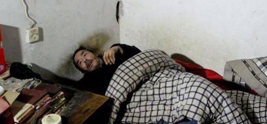 父亲|接父亲进城养老,家里的卫生纸总丢,翻开他的被子,妻子傻了眼