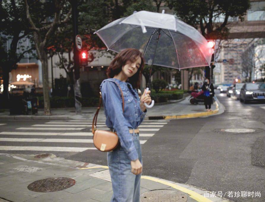 小姑娘|袁姗姗颜值真的高，出门穿得比大妈还老，也能穿出小姑娘的感觉