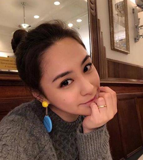 显得|阿娇胖了,穿格纹西装掩盖不住鼓鼓的肚子,但气场越来越强大了