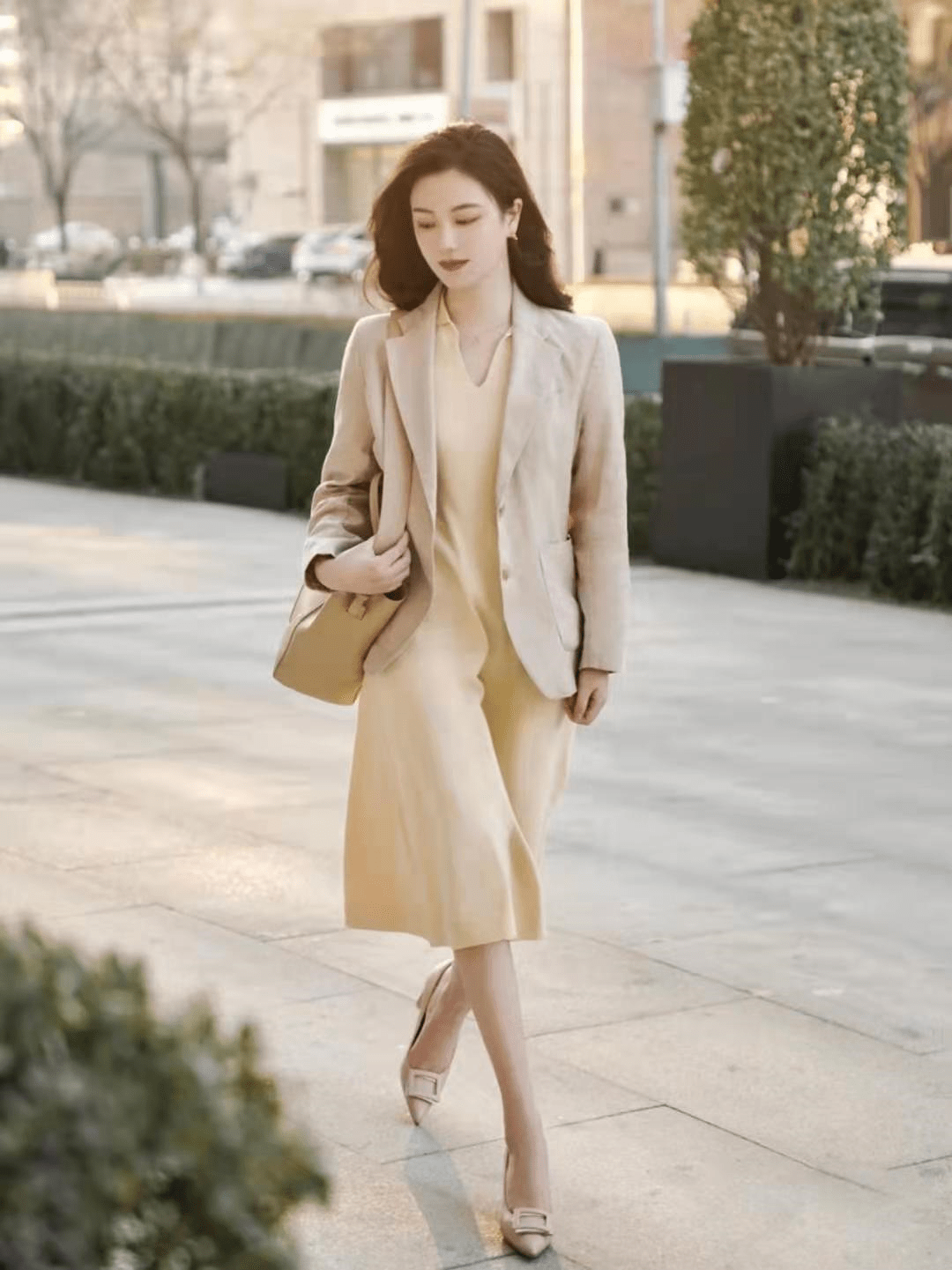 设计|高级优雅的早夏穿搭：裙子+外套，不仅显腿长，还很提升气场