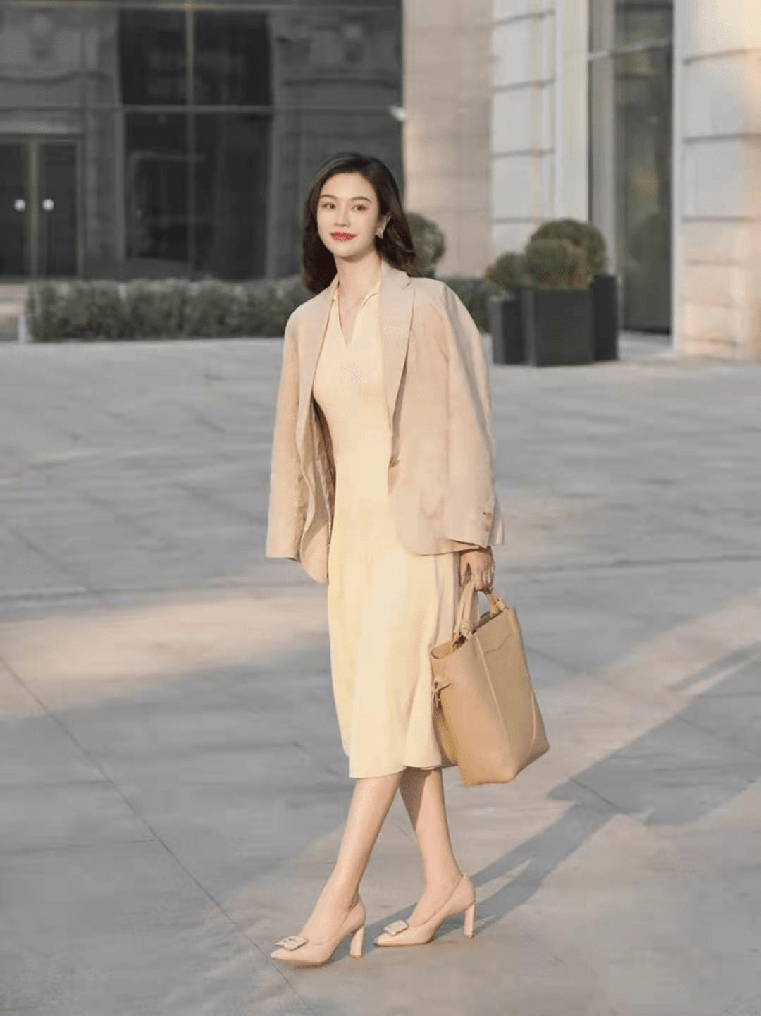 设计|高级优雅的早夏穿搭：裙子+外套，不仅显腿长，还很提升气场