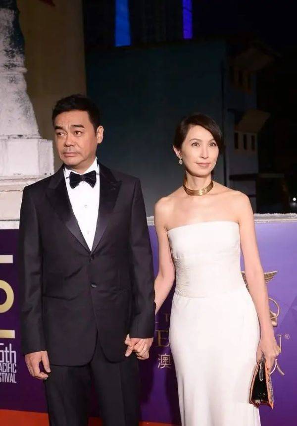 身材|刘青云老婆气质真高级，穿灰色连衣裙高贵优雅，天然美太惊艳