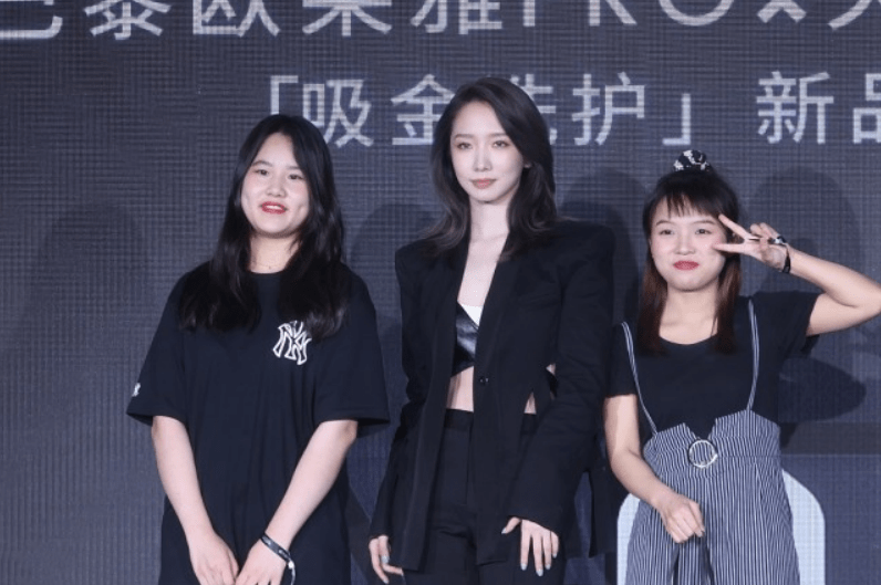 设计|孟美岐的打扮真飒，黑西装都能穿得这么特别，既显身材还显曲线