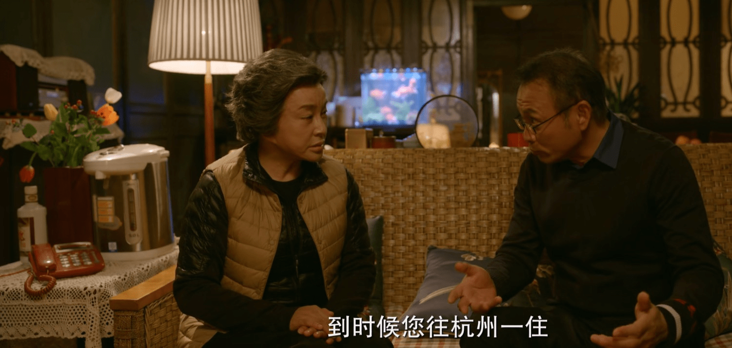 感觉|刘晓庆总算服老了，新剧里穿老年装扮演奶奶，一头银发看着更优雅