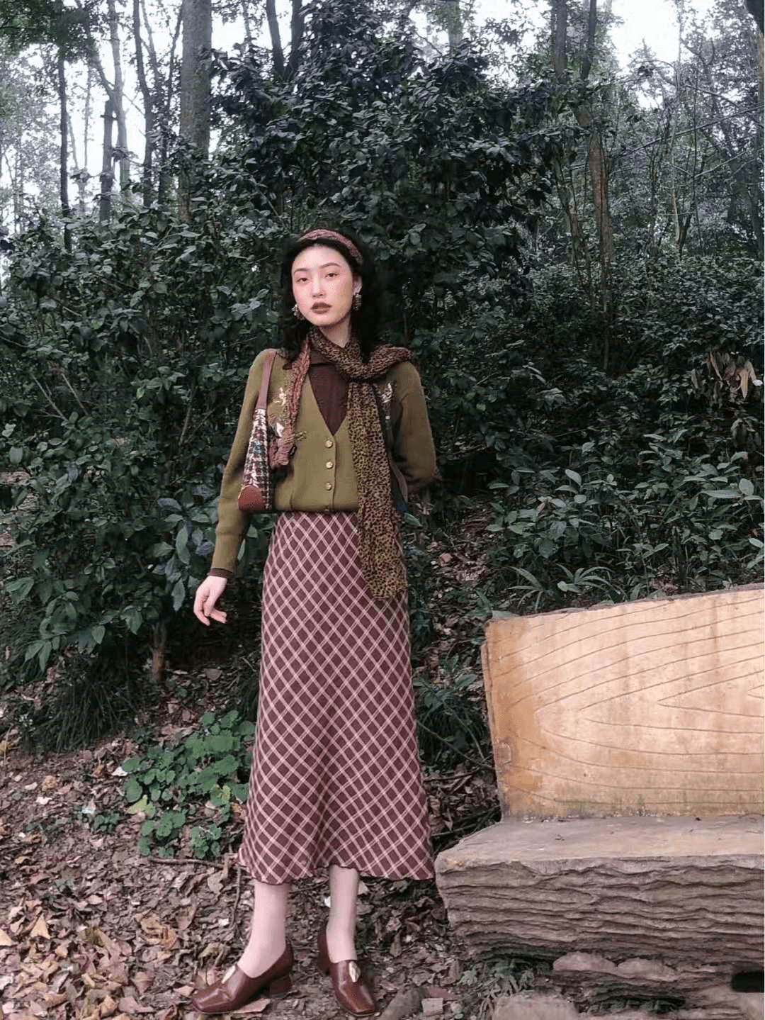 色调|拒绝黑色，暖夏这几种“复古色穿搭”受欢迎，高级摩登又提气质
