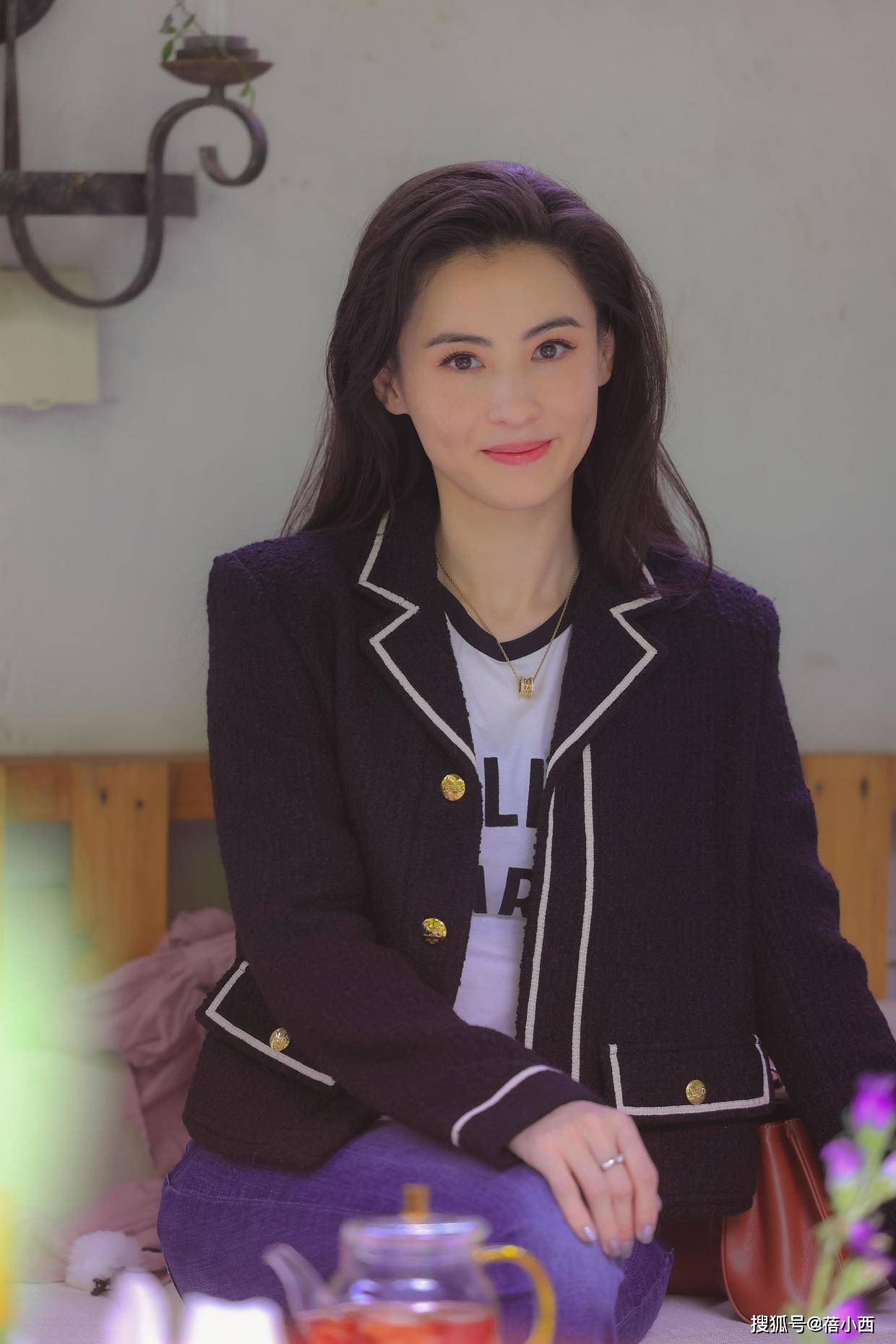 勾边|张柏芝真不怕走光，穿薄纱连衣裙领口直接开到腰，性感有女人味