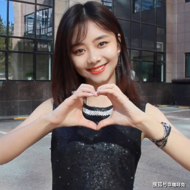 娃娃脸|真敬佩谭松韵的时尚造型超百变，优雅淑女或霸气总裁皆吸睛