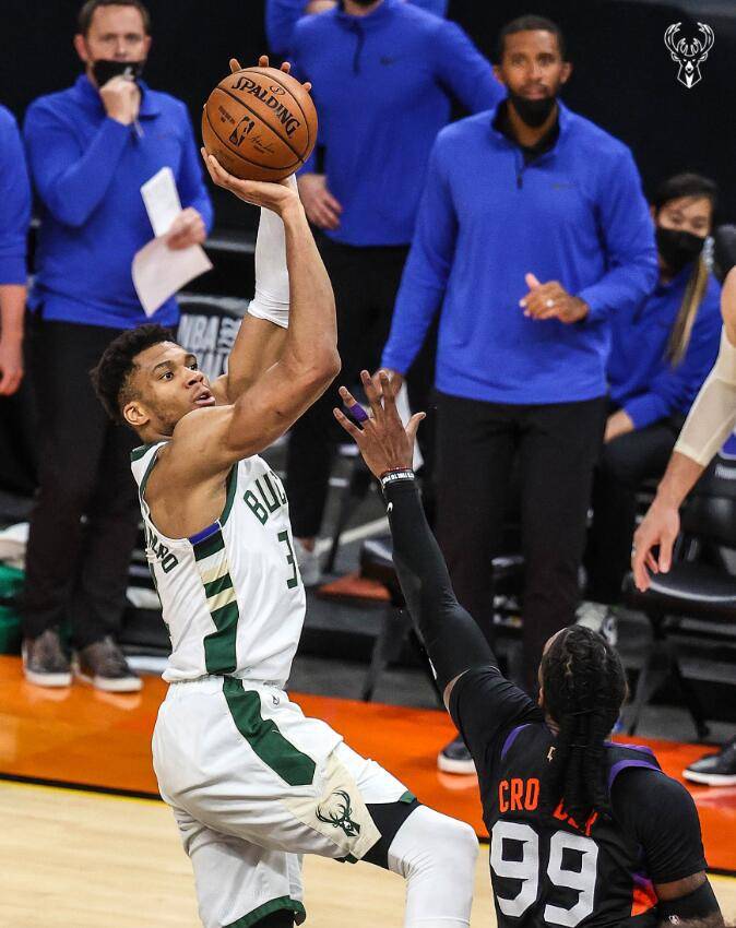 霍勒迪|霍勒迪抢断布克成胜负手！雄鹿三巨88+24太勇猛，太阳失天王山