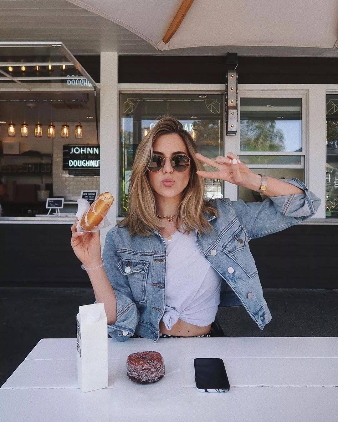 显得|皮衣已经不时兴了，现在流行这种“外套”，时尚复古谁穿谁好看！