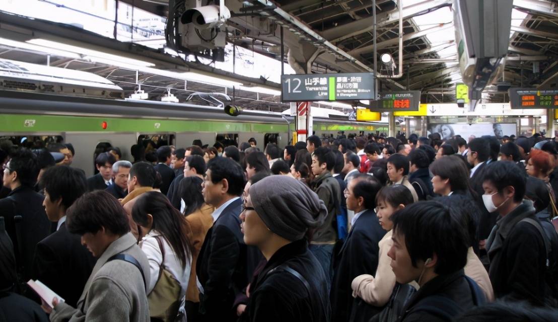 原创全球最忙的地铁,每天人流量达360万,游客直言:想找厕所都难