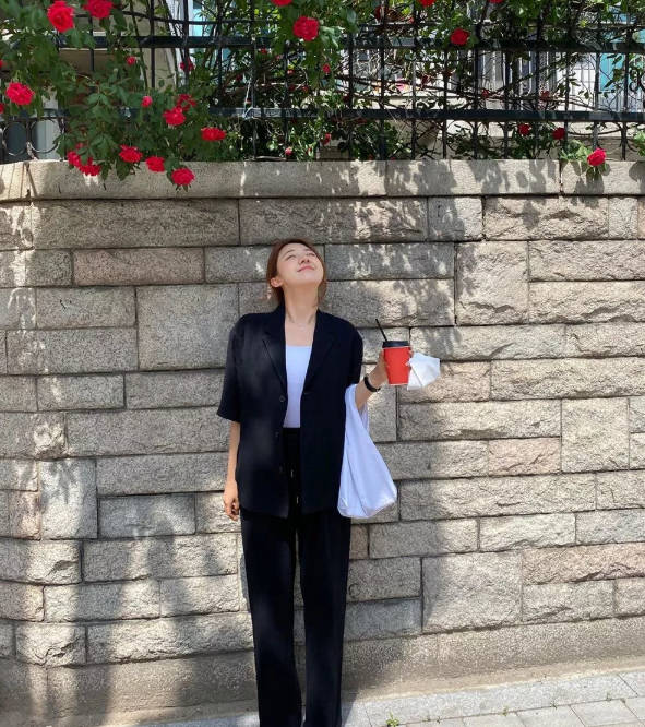 花样|别看阔腿裤+平底鞋的搭配“朴素”，其实它们俩花样可多了！