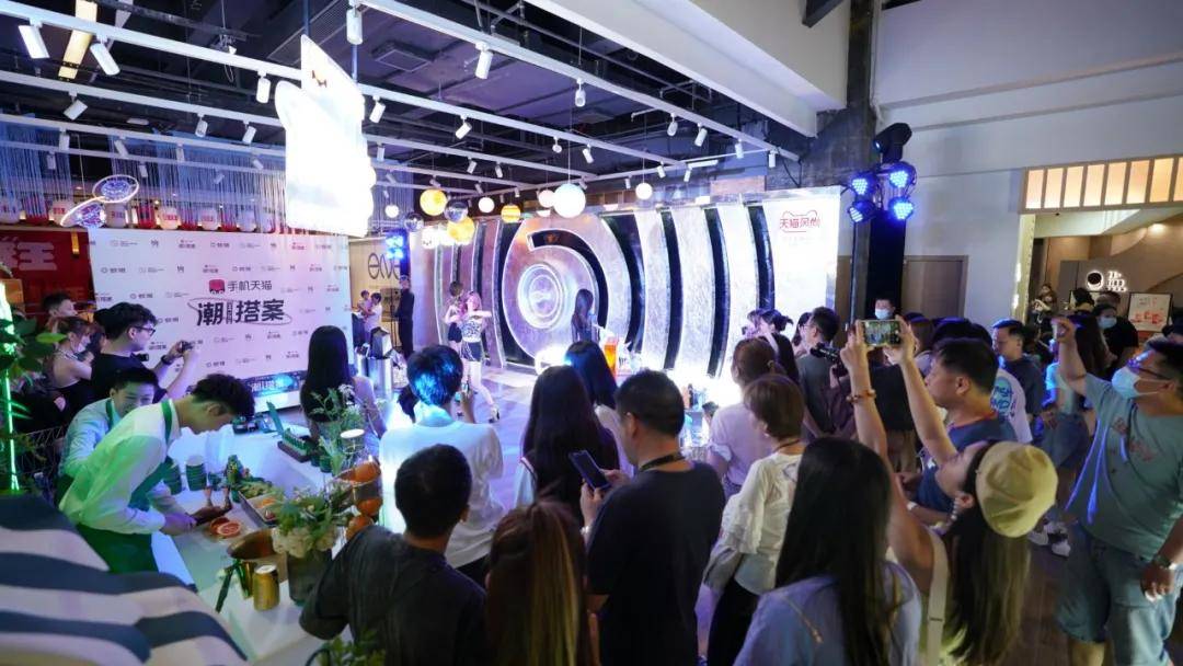 淮海|TX淮海再起潮流新风尚，手机天猫潮搭案上海首展，人潮汹涌！