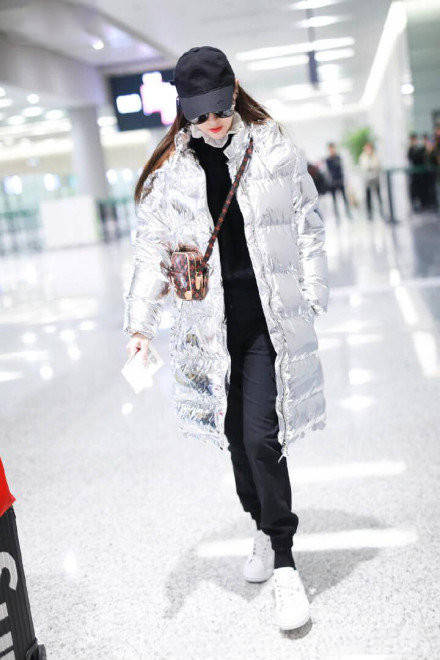 颜色|大衣已经不吃香了,现在流行的是这件羽绒服,保暖洋气,明星都爱