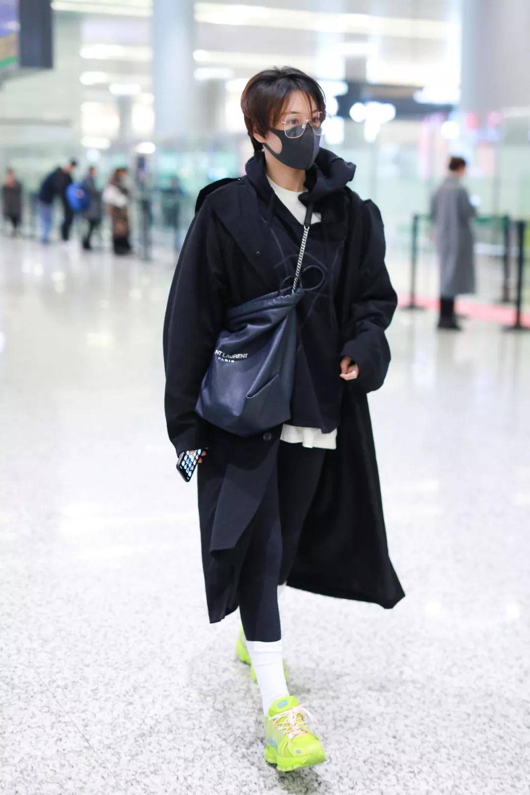 运动鞋|明星们成功穿火了这双“鞋子”,舒适又百搭,减龄效果满分!