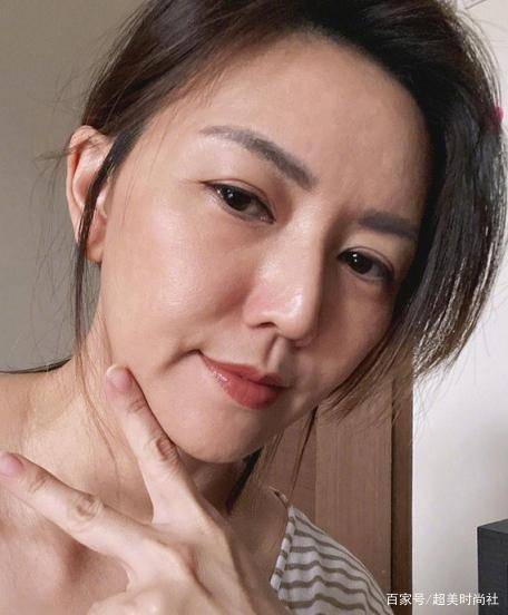 样子|42岁孙燕姿拍时尚大片，穿复古西装气质脱俗，素颜出街不怕被嘲老