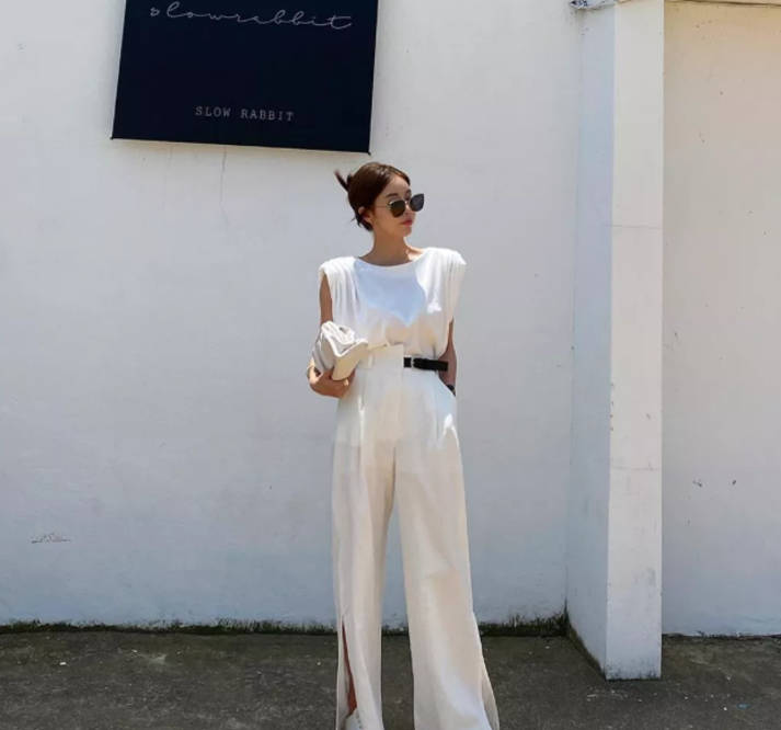 花样|别看阔腿裤+平底鞋的搭配“朴素”，其实它们俩花样可多了！