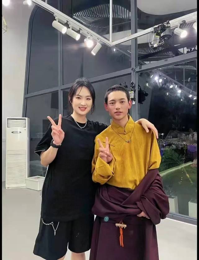 尼玛|丁真弟弟颜值超高！寸头穿藏袍现身《中餐厅》比哥哥白，帅气十足