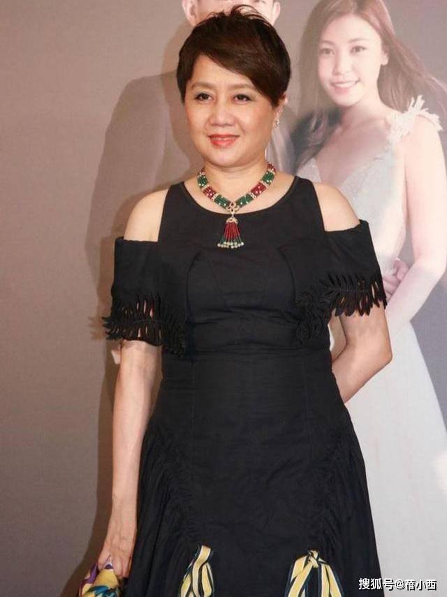 黑色|赌王四太梁安琪真有61岁？穿红裙子配喇叭裤，扮嫩起来真不尴尬