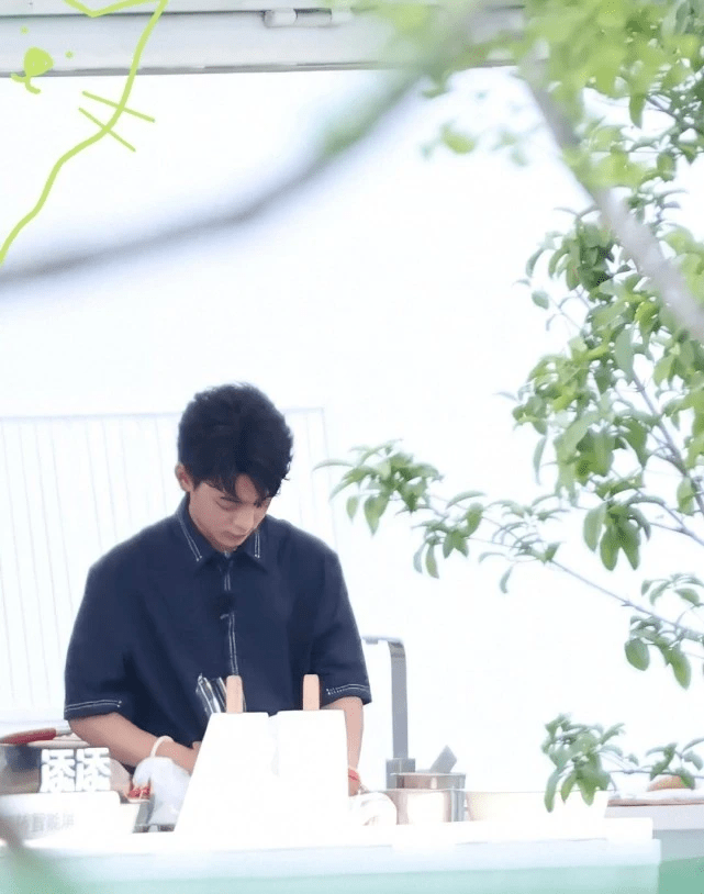尼玛|丁真弟弟颜值超高！寸头穿藏袍现身《中餐厅》比哥哥白，帅气十足