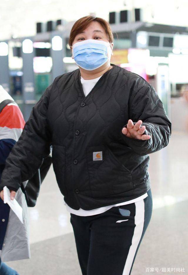 黑色|38岁贾玲不能再胖了！羽绒夹克暴露身材短板，网友建议控制体重