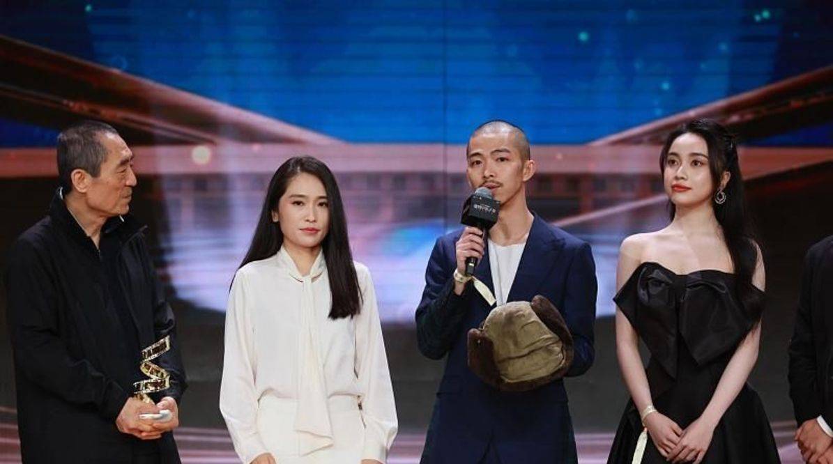张艺谋长女携谋男团走红毯，一袭白衣成全场最低海拔，气场却很足