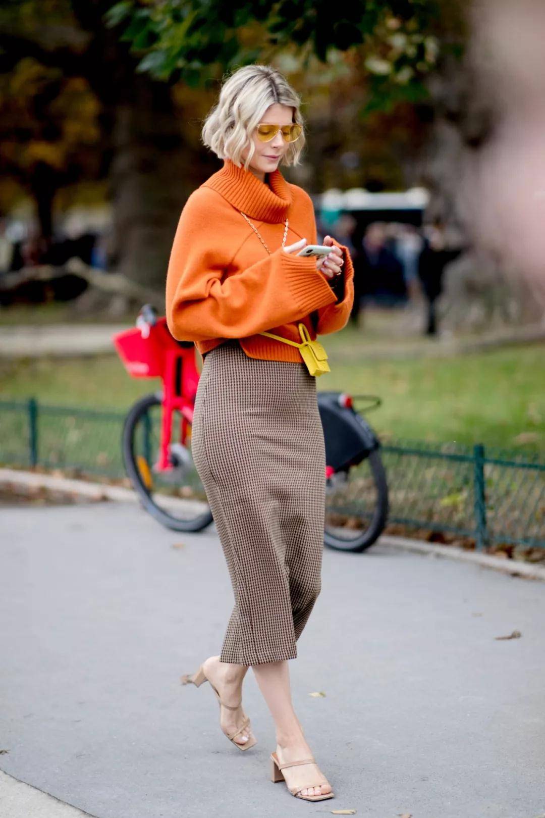 大衣|入夏先别买打底衫,瞧瞧明星都穿的“堆堆领针织衫”,谁穿谁美