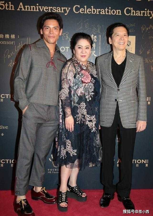刺绣|向太的气场很难被超越，穿衣风格一直高贵华丽，霸气风范叫人羡慕