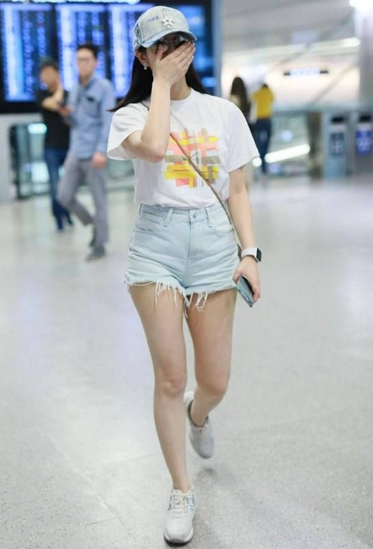 牛仔|佩服陈妍希,“脱了线”的牛仔短裤穿着就出门,还真赚足了眼球