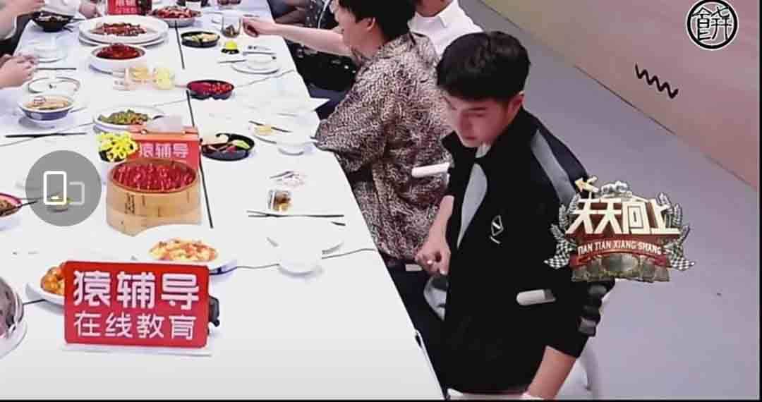 王一博也太憨了 大家一起聚餐干杯他掏出了一个保温杯 时候