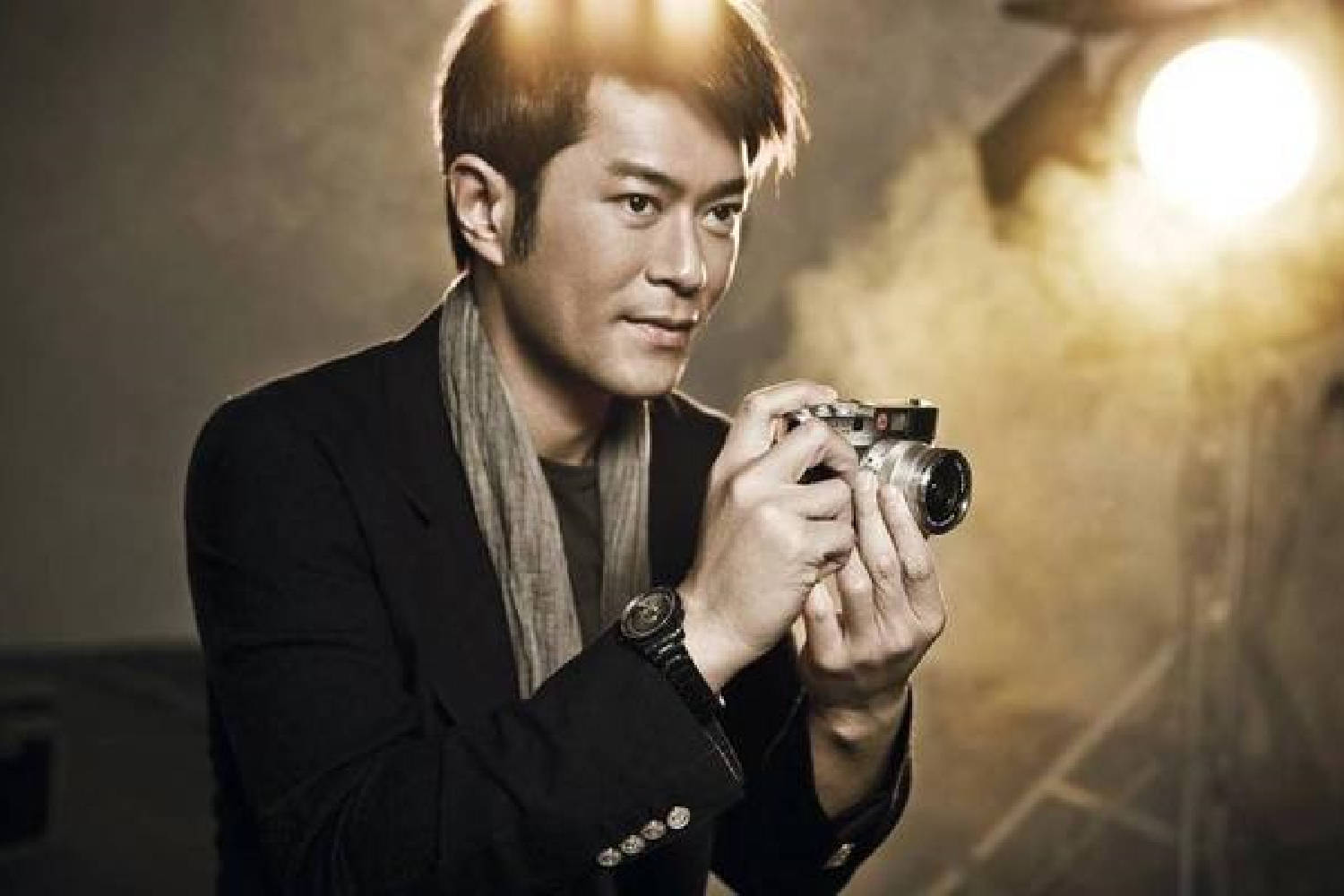 据知情人透露,古天乐将大部分的片酬都花在了公益事业上,即使在2020年