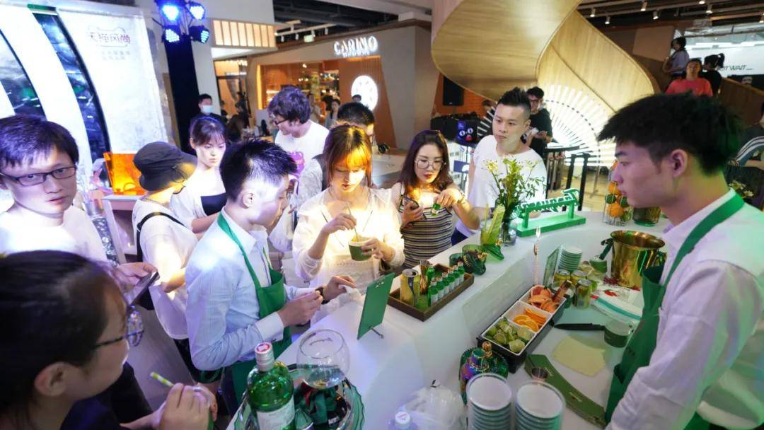 淮海|TX淮海再起潮流新风尚,手机天猫潮搭案上海首展,人潮汹涌!