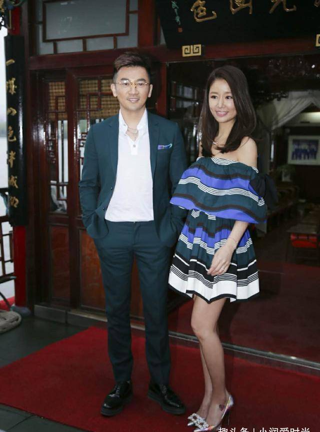 黑色|林心如穿一字肩连衣裙秀香肩,意外撞衫赵丽颖,但林心如还是赢了