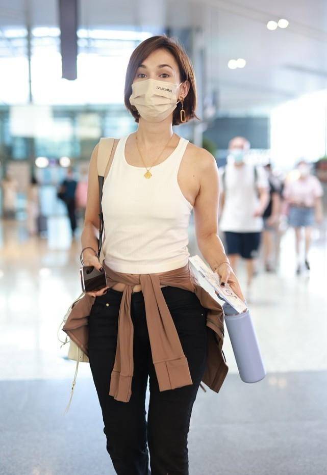 身子|卢靖姗的背心是不是有点小，虽然不勒身子，但却仍然有赘肉