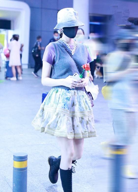 审美|娜扎的审美真难懂,穿“爷爷的背心”走机场,硬把土味穿出时尚