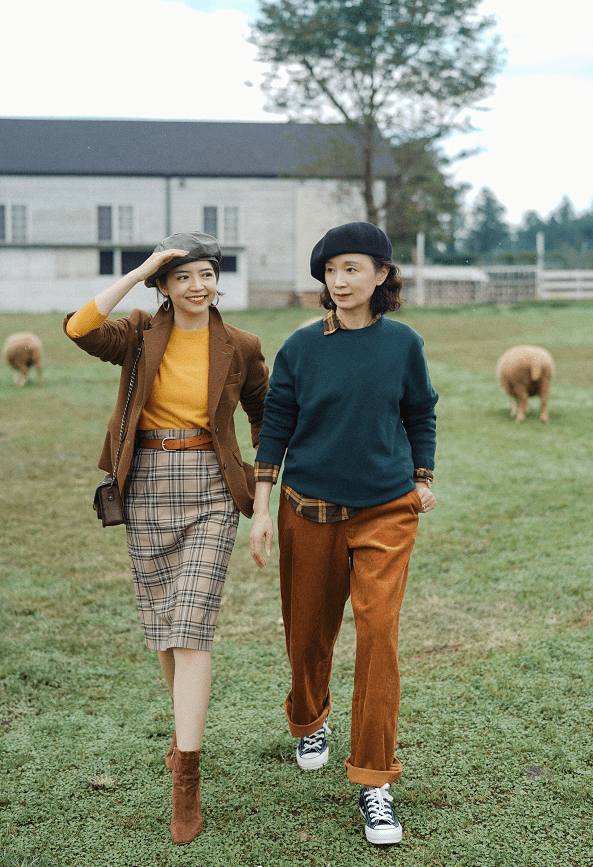 毛衣|女人过了50岁少穿打底裤，瞧瞧三木妈妈的穿搭，减龄时髦谁穿谁美