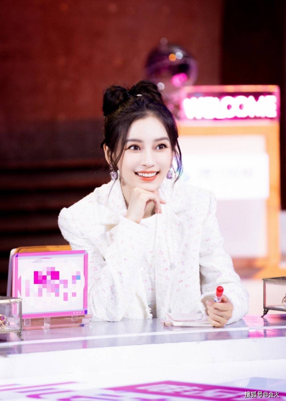 粉色|baby路透照曝光，穿超短裤一双美腿又细又直，手上一块表镶满钻