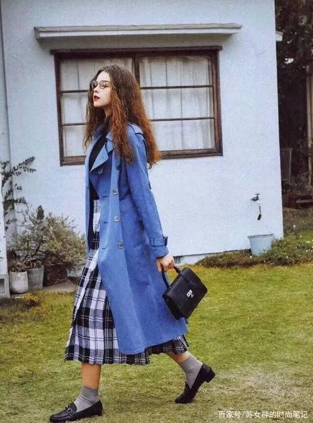 垫肩|早夏火了一种新穿法，叫“风衣+裙子”，拉风又洋气，明星都在穿